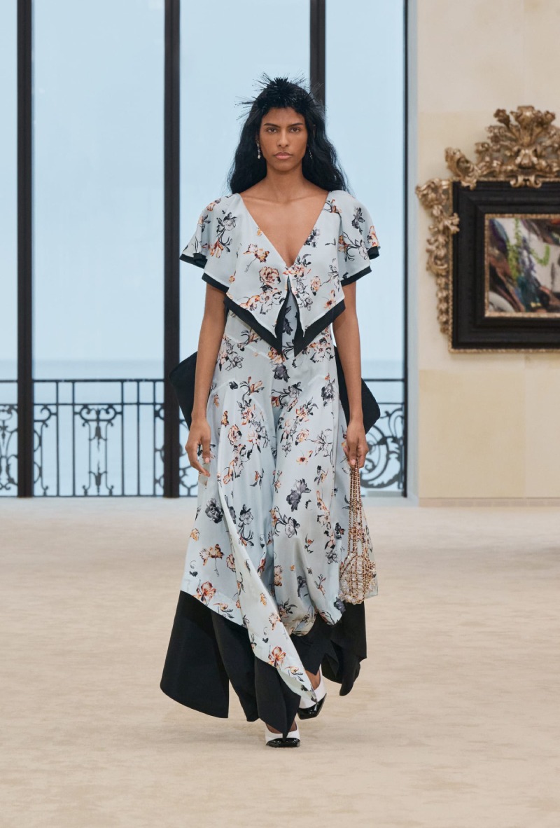 Chanel mezcla funcionalidad y elegancia costera para Cruise