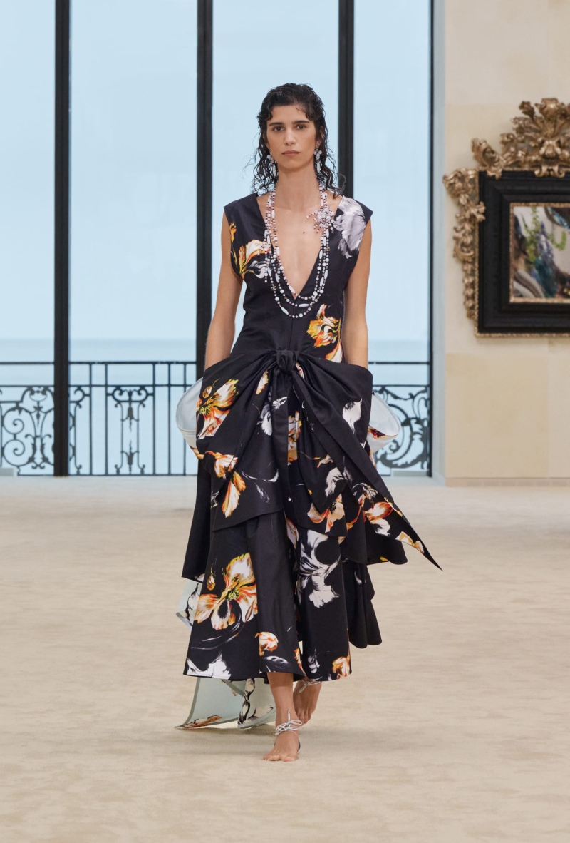Chanel mezcla funcionalidad y elegancia costera para Cruise