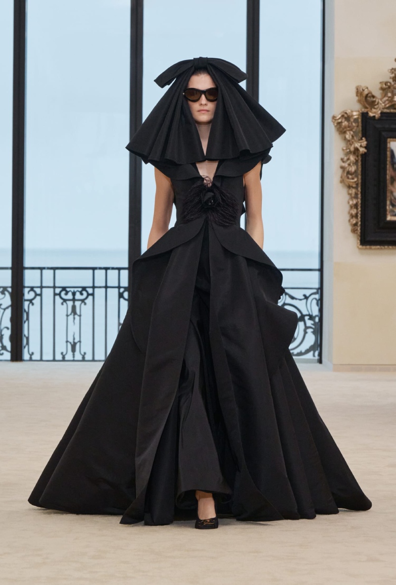 Chanel mezcla funcionalidad y elegancia costera para Cruise