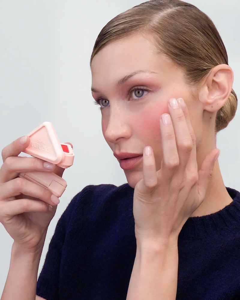 El primer blush de Prada Beauty lo usarás en todo el rostro