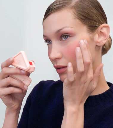 El primer blush de Prada Beauty lo usarás en todo el rostro