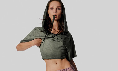 Desigual y Masha Popova desgastan el denim de forma sensual