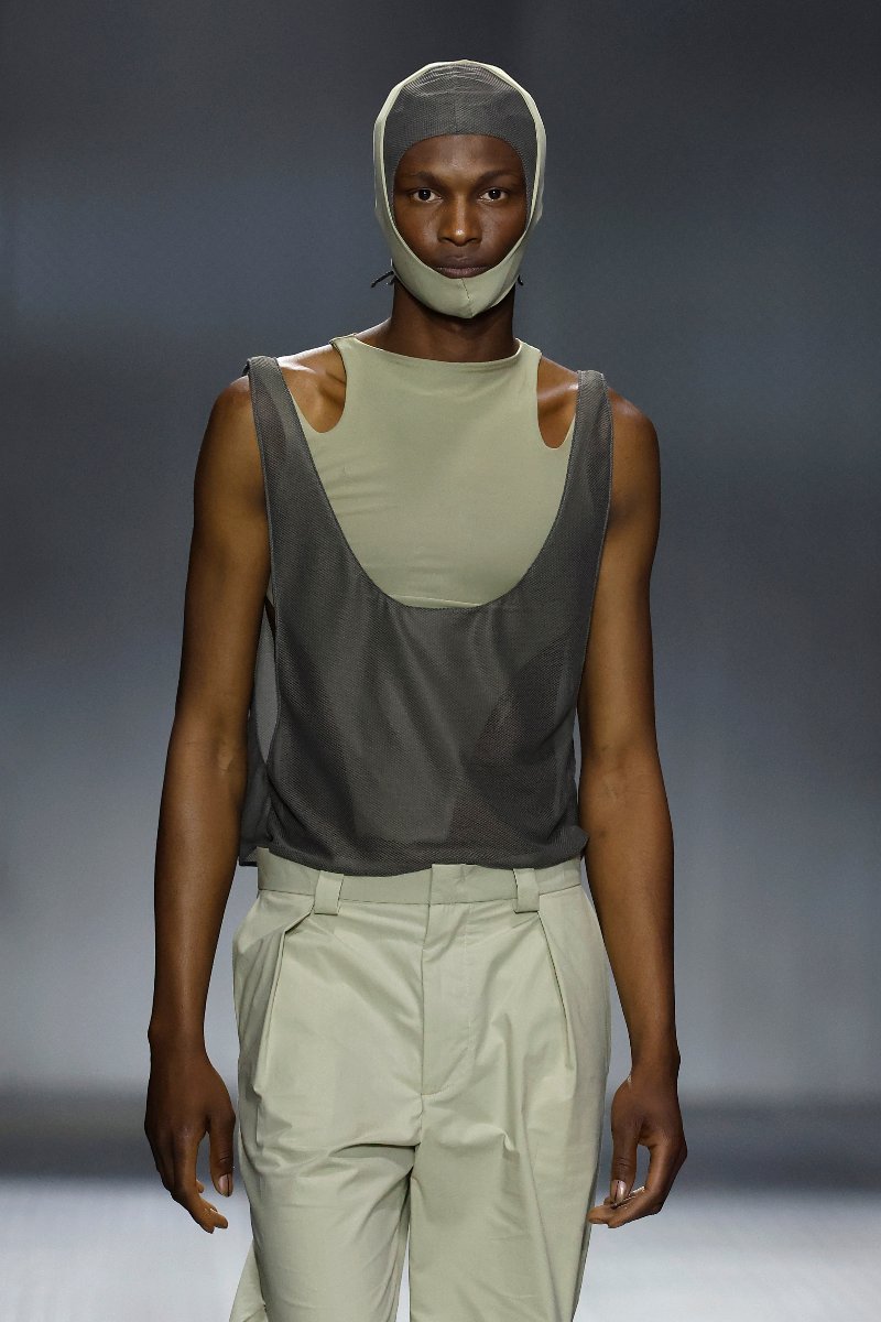 Eñaut en 080 Barcelona Fashion crea tensión visual sin ego