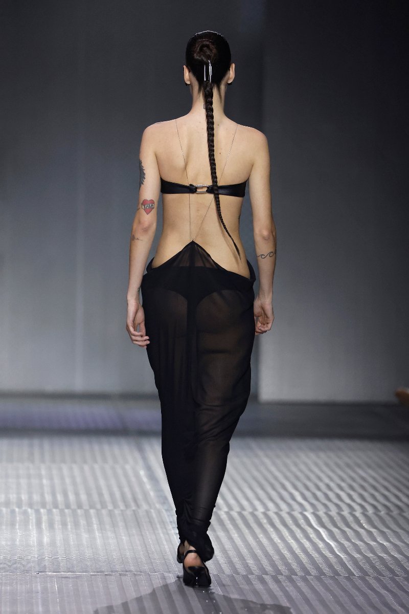 Eñaut en 080 Barcelona Fashion crea tensión visual sin ego