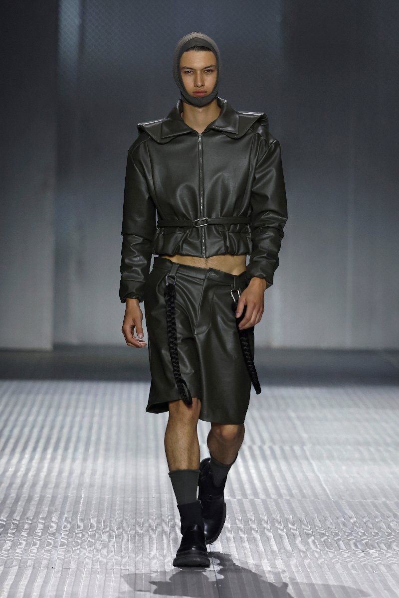 Eñaut en 080 Barcelona Fashion crea tensión visual sin ego