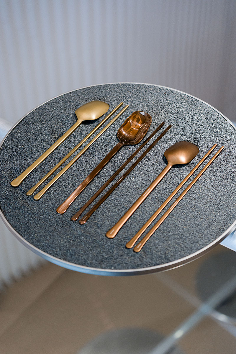 Exposición Chopsticks: Yoko Choy une Asia con un objeto