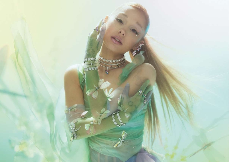 El mágico jardín de Ariana Grande con joyas de Swarovski
