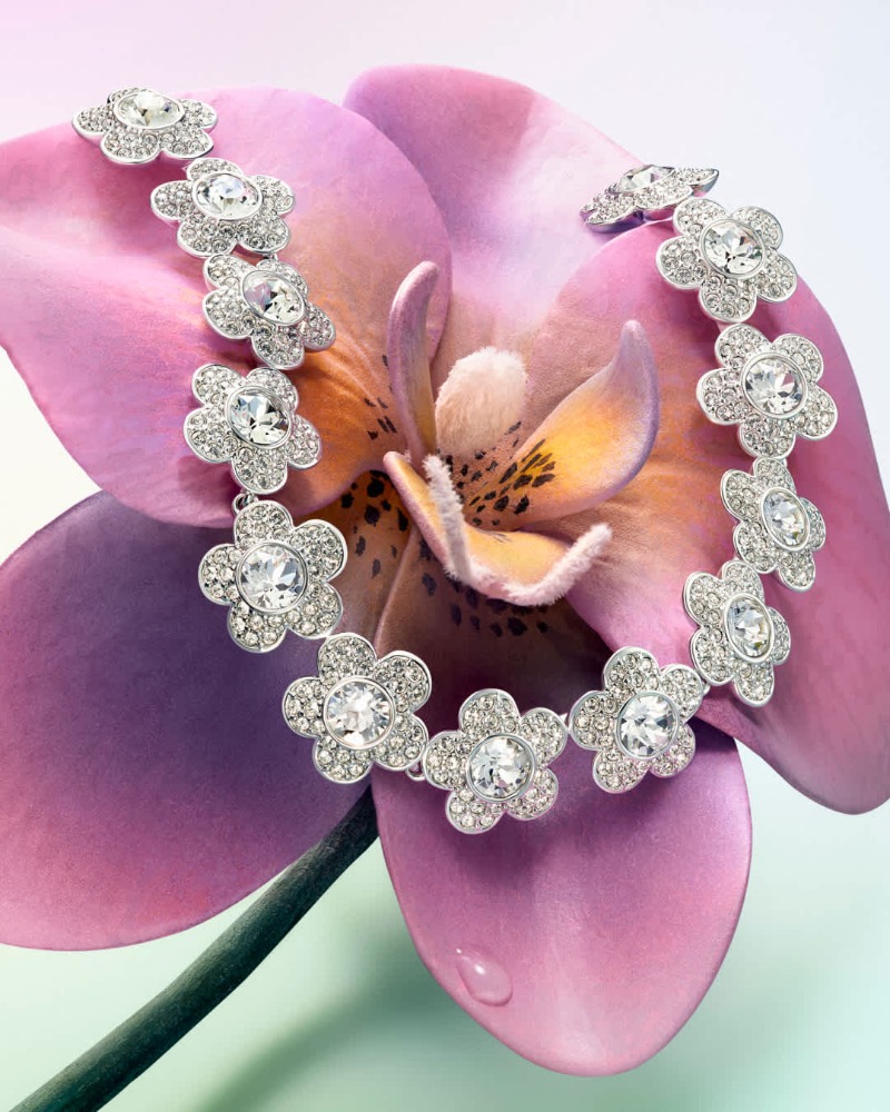 El mágico jardín de Ariana Grande con joyas de Swarovski