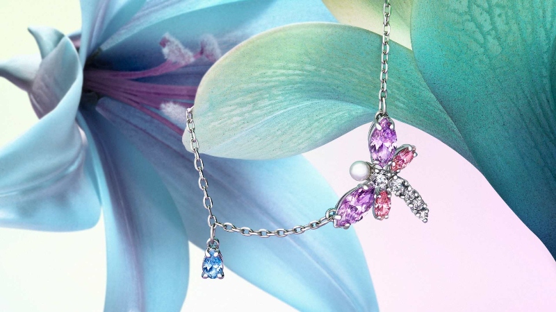 El mágico jardín de Ariana Grande con joyas de Swarovski