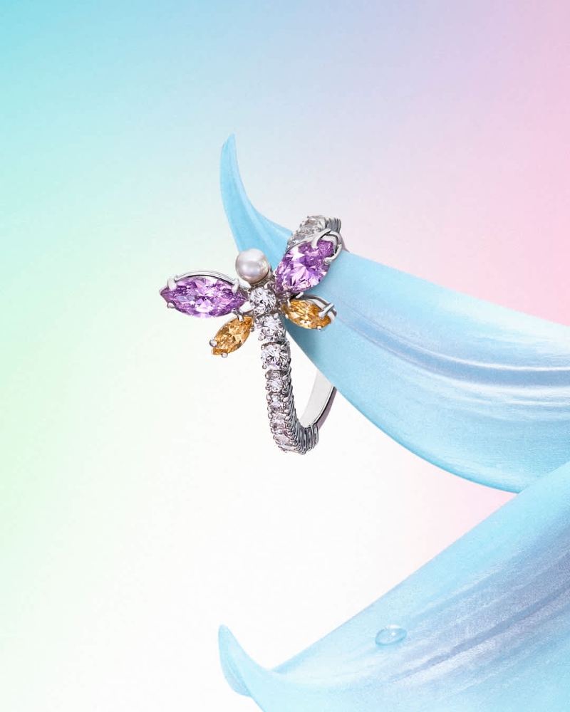 El mágico jardín de Ariana Grande con joyas de Swarovski