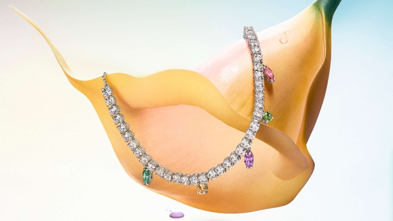 El mágico jardín de Ariana Grande con joyas de Swarovski