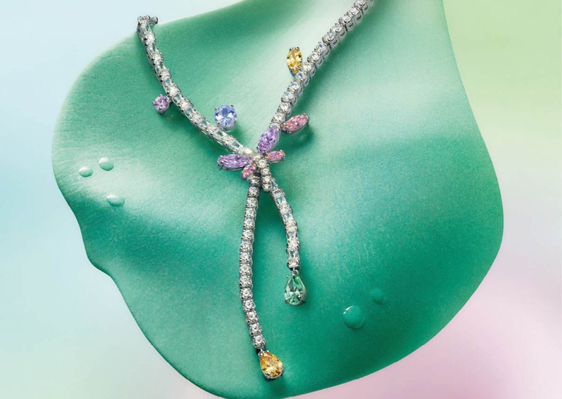 El mágico jardín de Ariana Grande con joyas de Swarovski