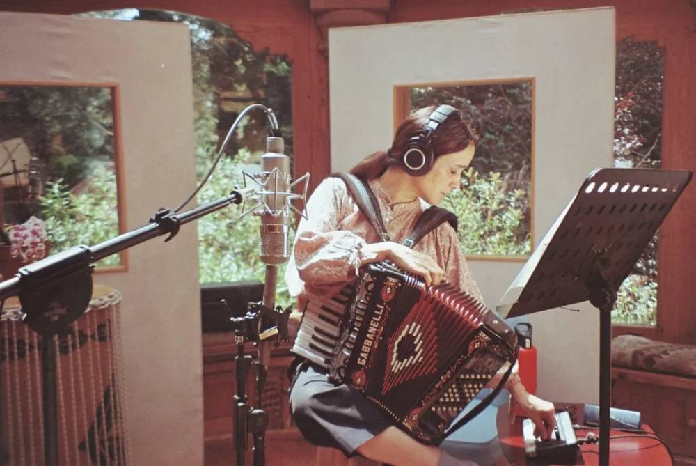 Julieta Venegas y Yahritza presentan la canción La Línea