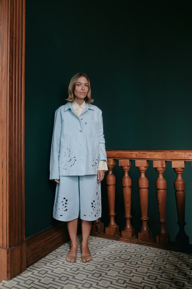 Elisa Boto y Louie Akinwale stylean lo nuevo de Levi's