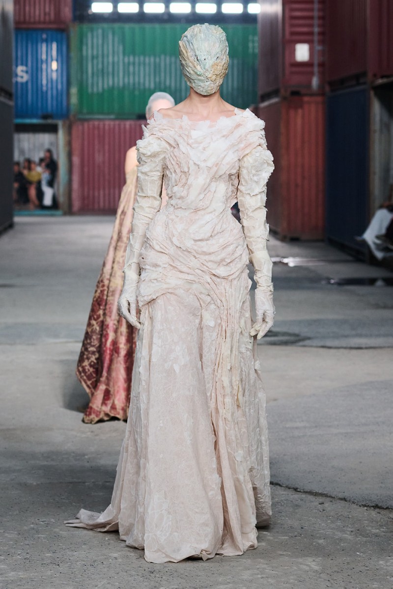 Glenn Martens continúa con su avant-garde para Margiela