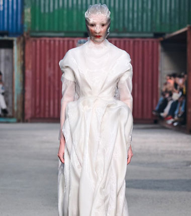 Glenn Martens continúa con su avant-garde para Margiela
