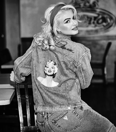 Guess recuerda a Marilyn Monroe con feminidad americana