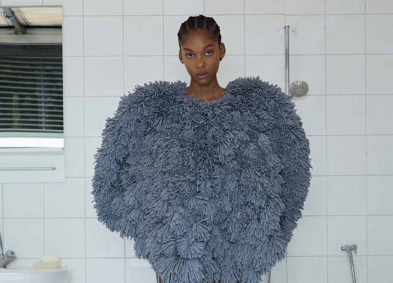 Paula Cánovas del Vas rompe el voyeurismo con moda visible