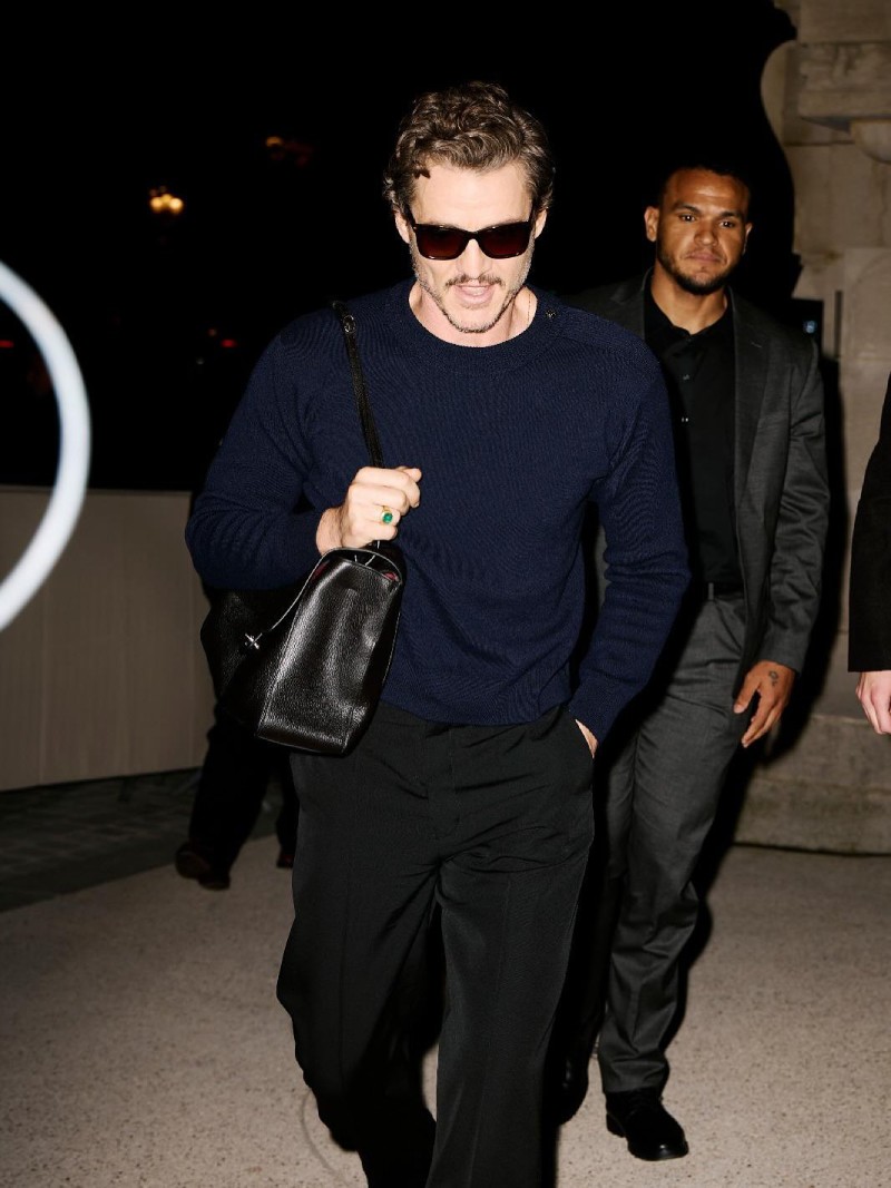 Pedro Pascal tenía que ser el hombre Chanel de Blazy