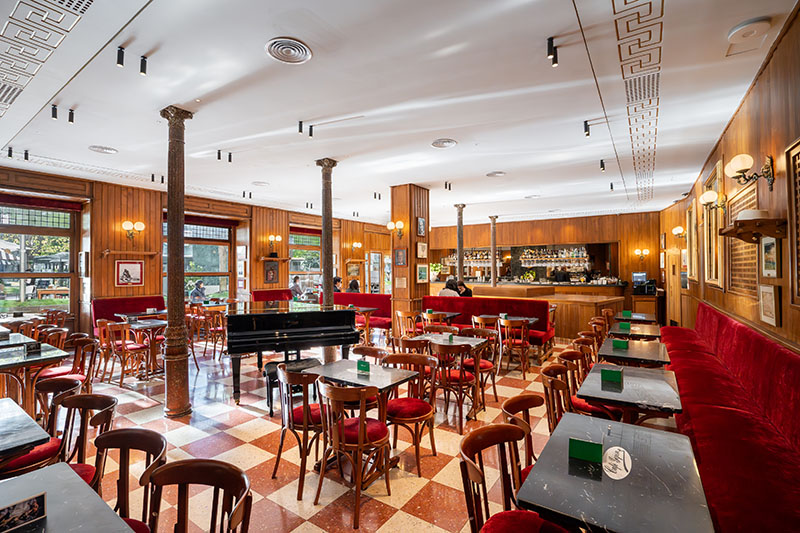 Reapertura del Café Gijón: espacio fiel, cocina desfigurada