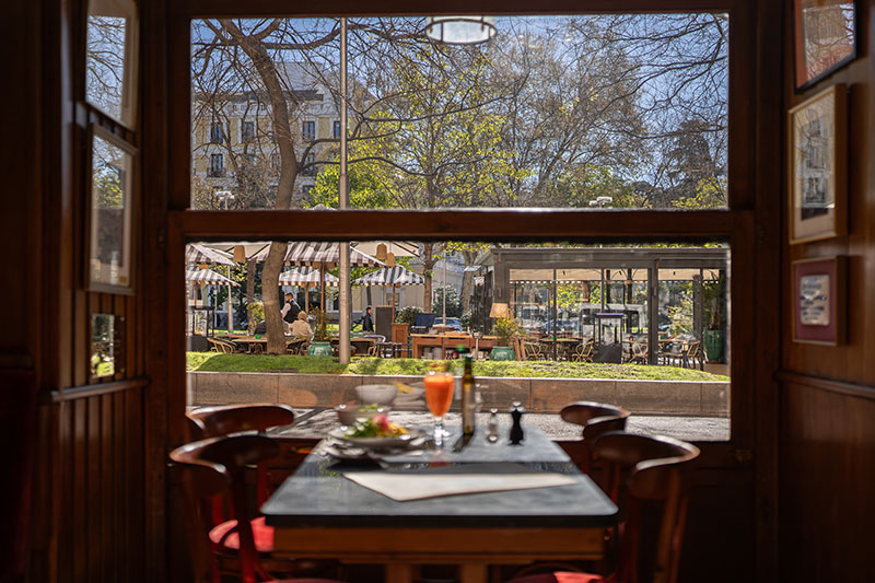 Reapertura del Café Gijón: espacio fiel, cocina desfigurada