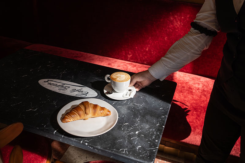 Reapertura del Café Gijón: espacio fiel, cocina desfigurada