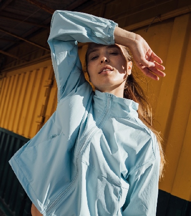 Columbia hace que las mujeres lleven outerwear en primavera