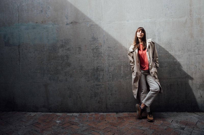 Columbia hace que las mujeres lleven outerwear en primavera