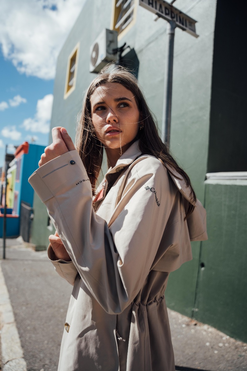 Columbia hace que las mujeres lleven outerwear en primavera