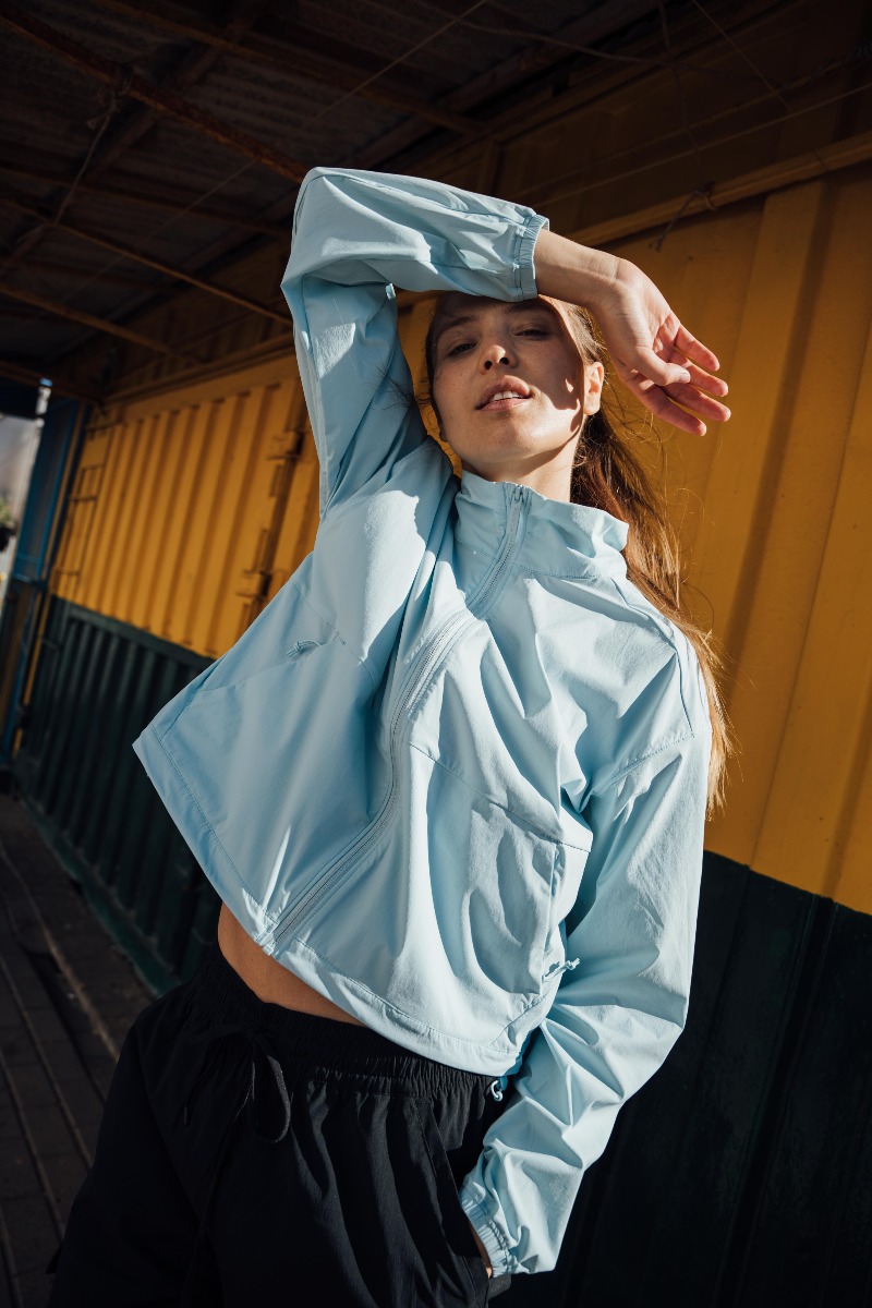 Columbia hace que las mujeres lleven outerwear en primavera