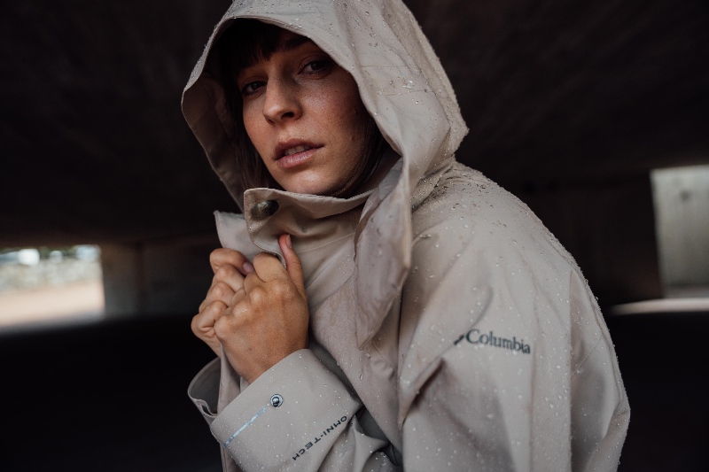 Columbia hace que las mujeres lleven outerwear en primavera