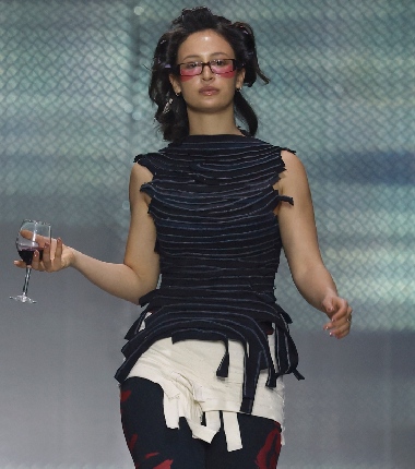 Tania Marcial en 080 Barcelona Fashion sirve un delivery
