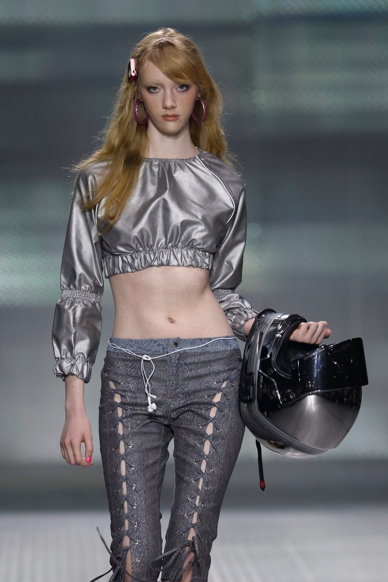 Tania Marcial en 080 Barcelona Fashion sirve un delivery