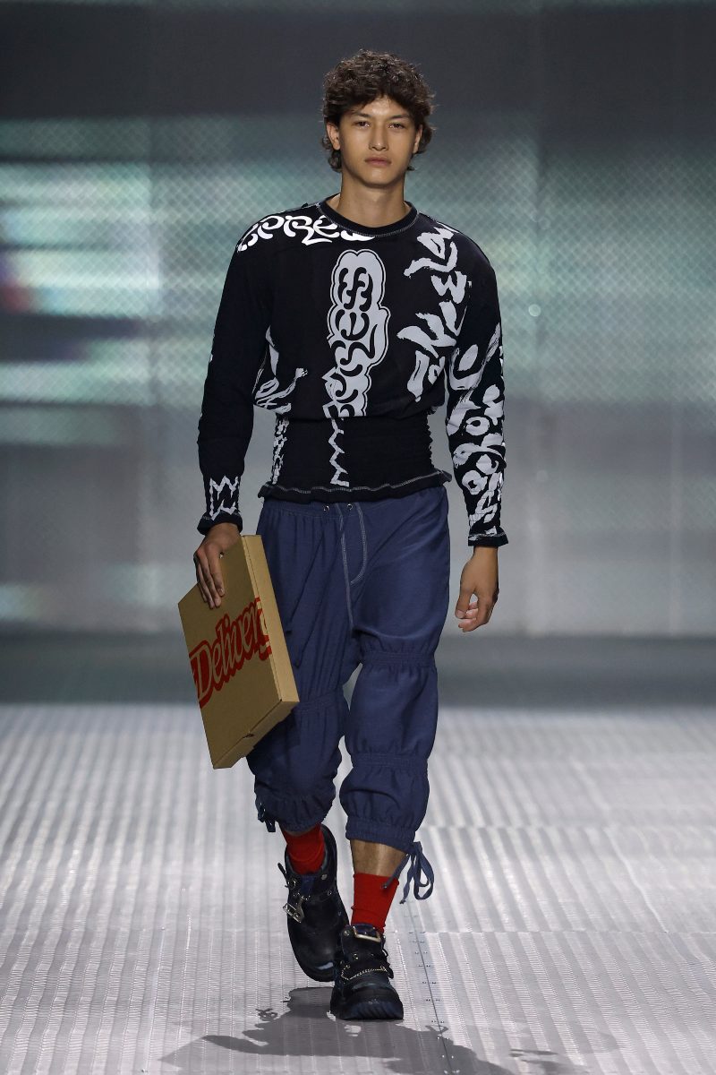 Tania Marcial en 080 Barcelona Fashion sirve un delivery