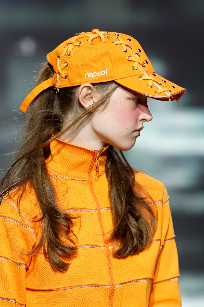 Tania Marcial en 080 Barcelona Fashion sirve un delivery