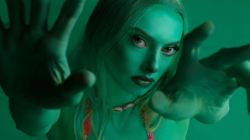 ERL pinta de verde eléctrico sus zapas de inspiración Y2K