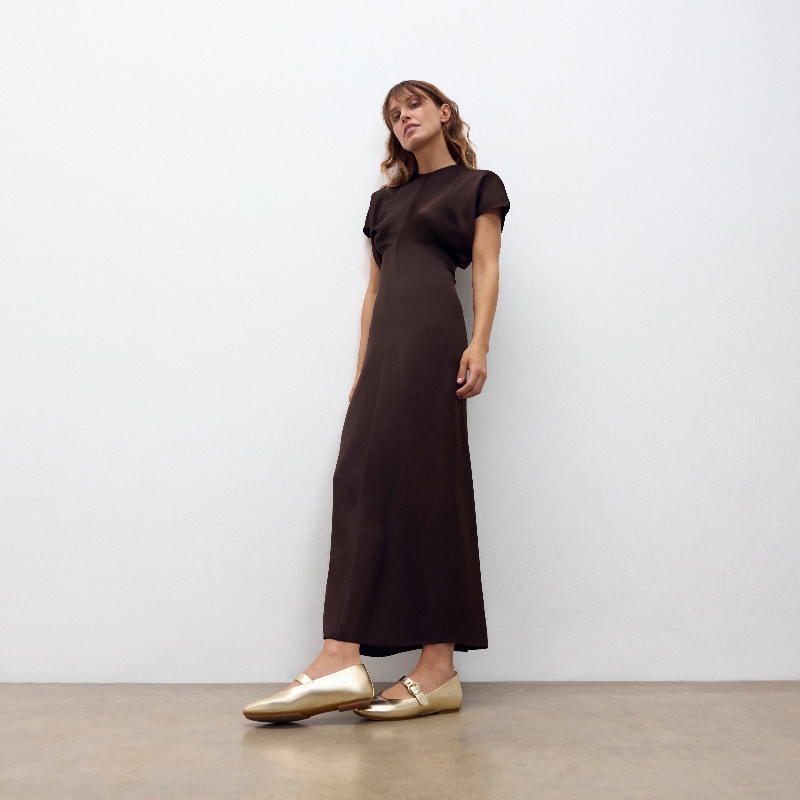 FitFlop logra que las Mary Jane sean cómodas para el calor