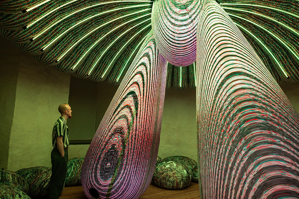 Modern Guru and the Path to Artificial Happiness de Eness