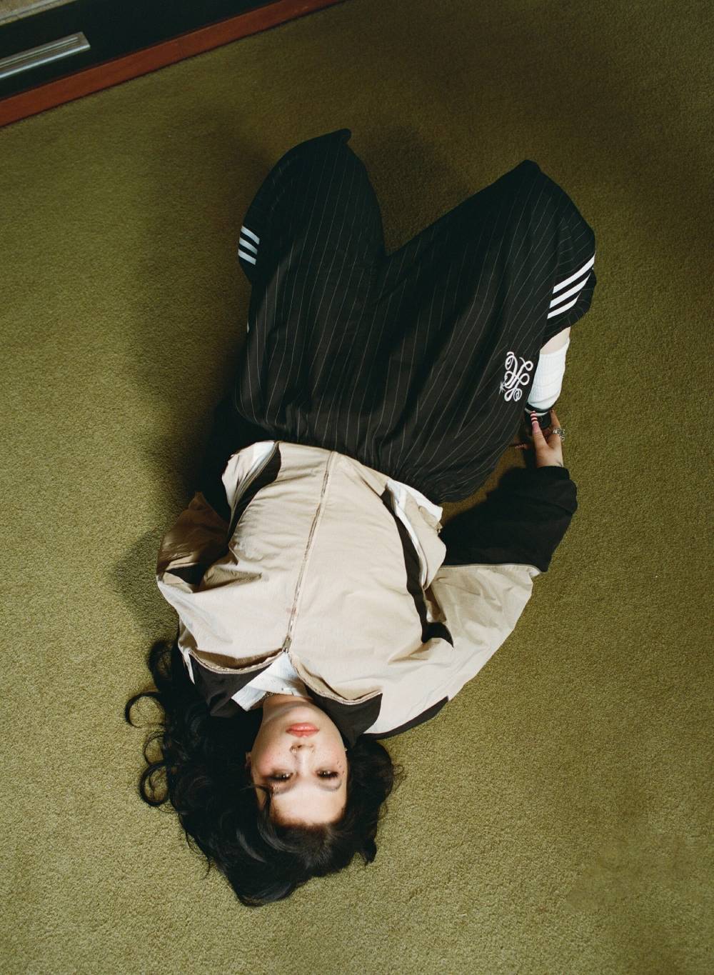 Lola Young colabora con James Blake en From Down Here