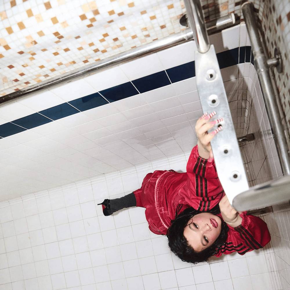 Lola Young colabora con James Blake en From Down Here