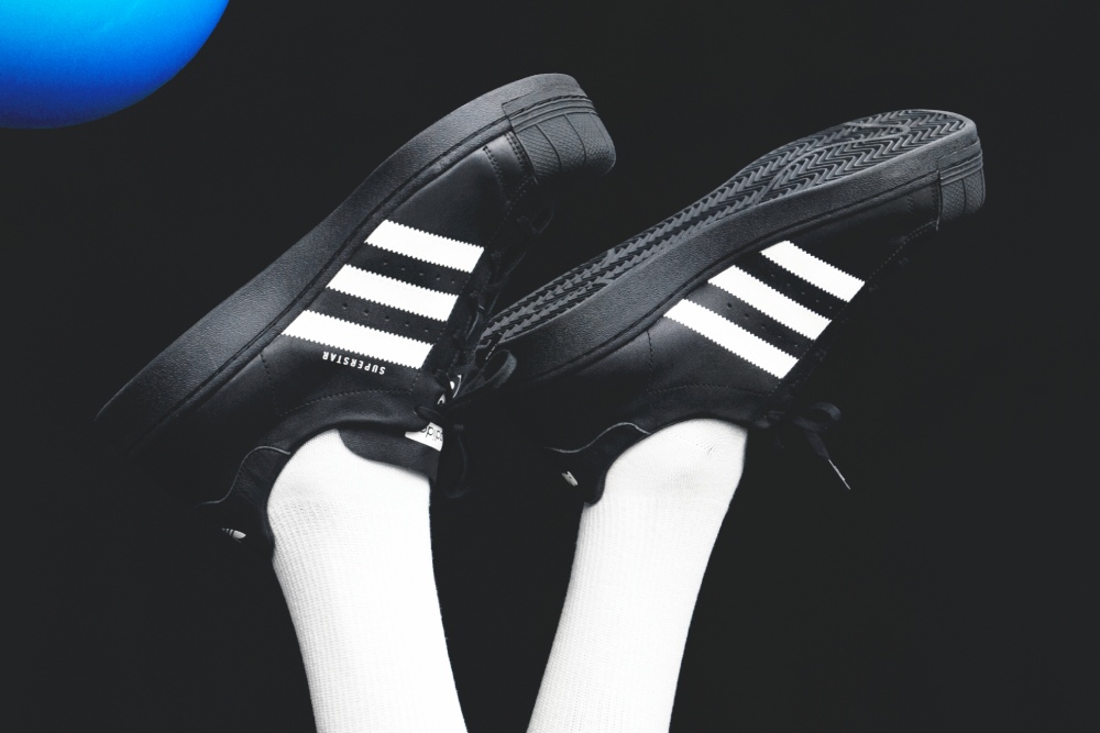 Avavav vuelve a radicalizar el sportswear icónico de adidas