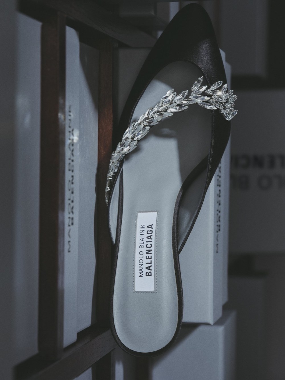 Balenciaga y Manolo Blahnik estrenan sus primeros tacones