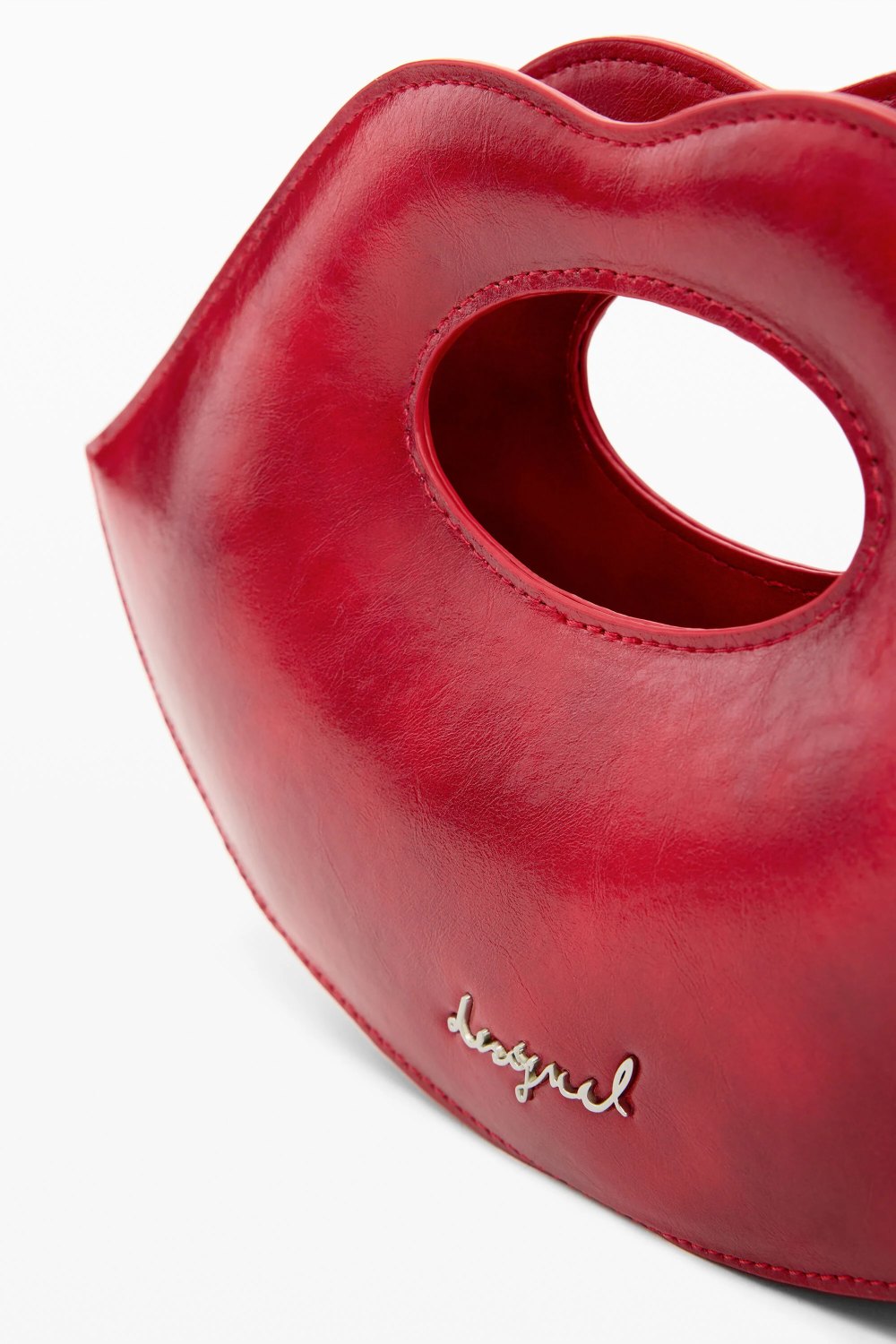 Tu bolso Desigual, sin flecos ni messy; solo labios rojos