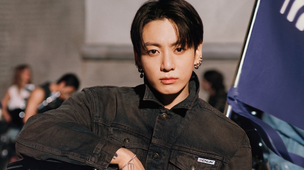 Jung Kook reinventa el armario denim de Calvin Klein
