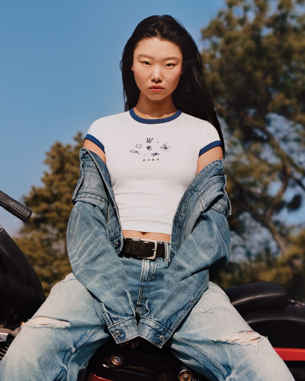 Jung Kook reinventa el armario denim de Calvin Klein