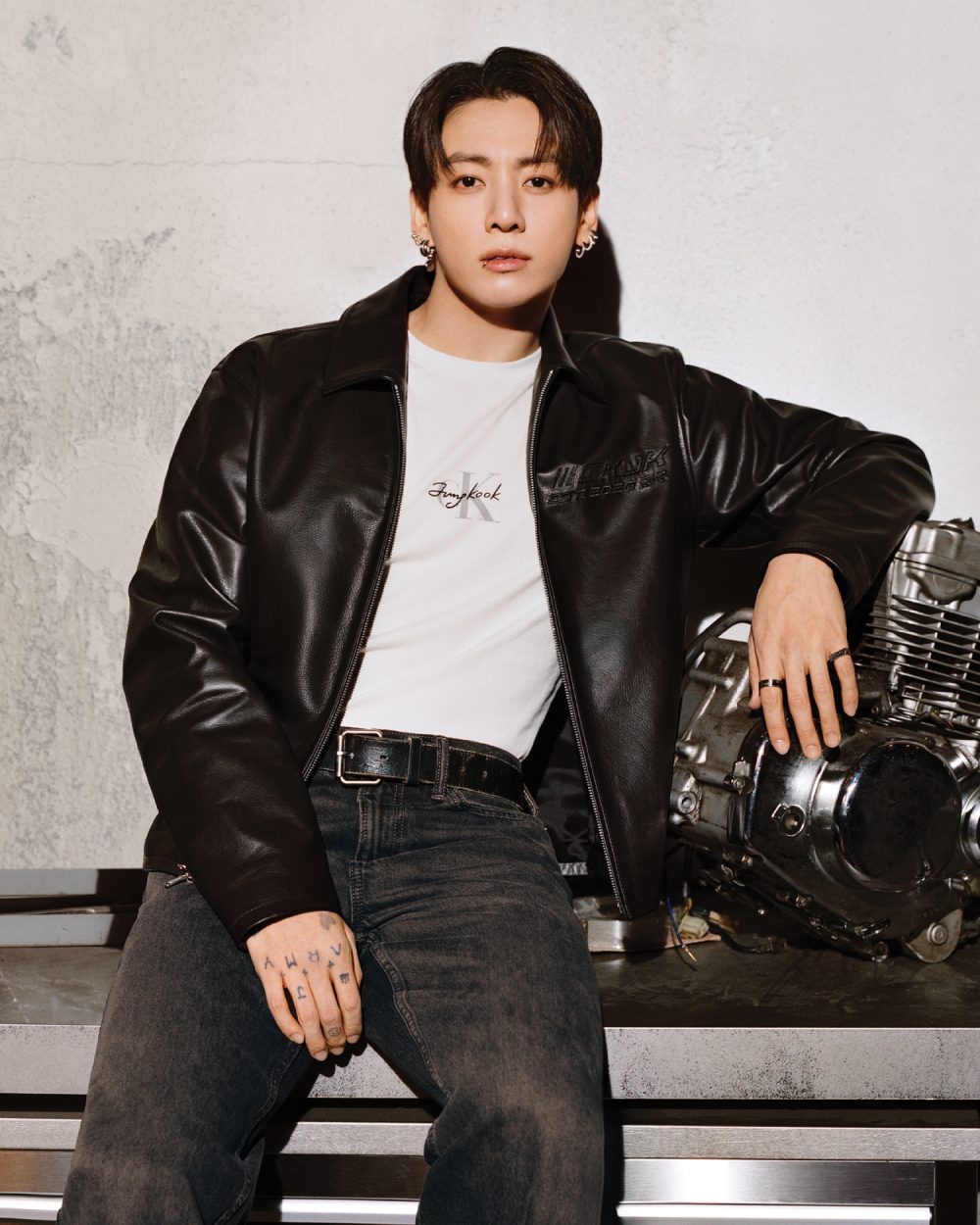Jung Kook reinventa el armario denim de Calvin Klein