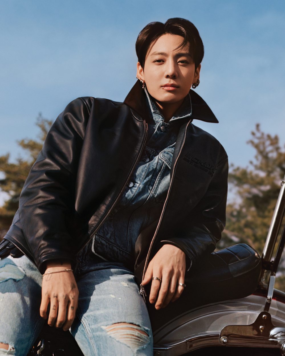 Jung Kook reinventa el armario denim de Calvin Klein