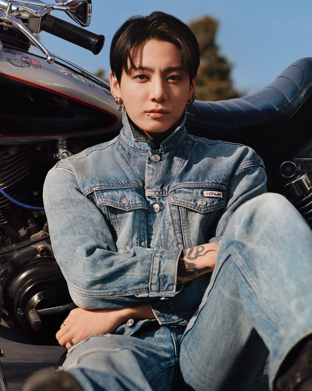Jung Kook reinventa el armario denim de Calvin Klein