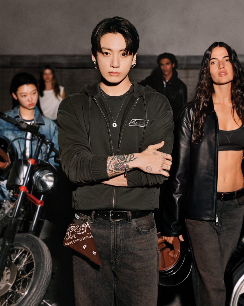 Jung Kook reinventa el armario denim de Calvin Klein