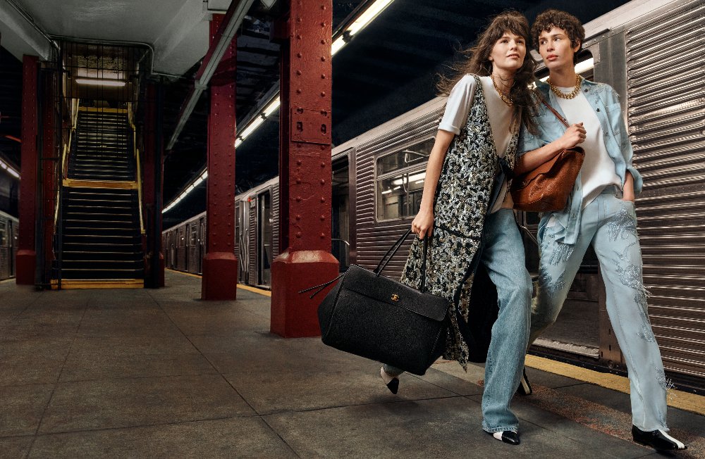 Matthieu Blazy viaja en el metro de NY a Métiers d’art 2026